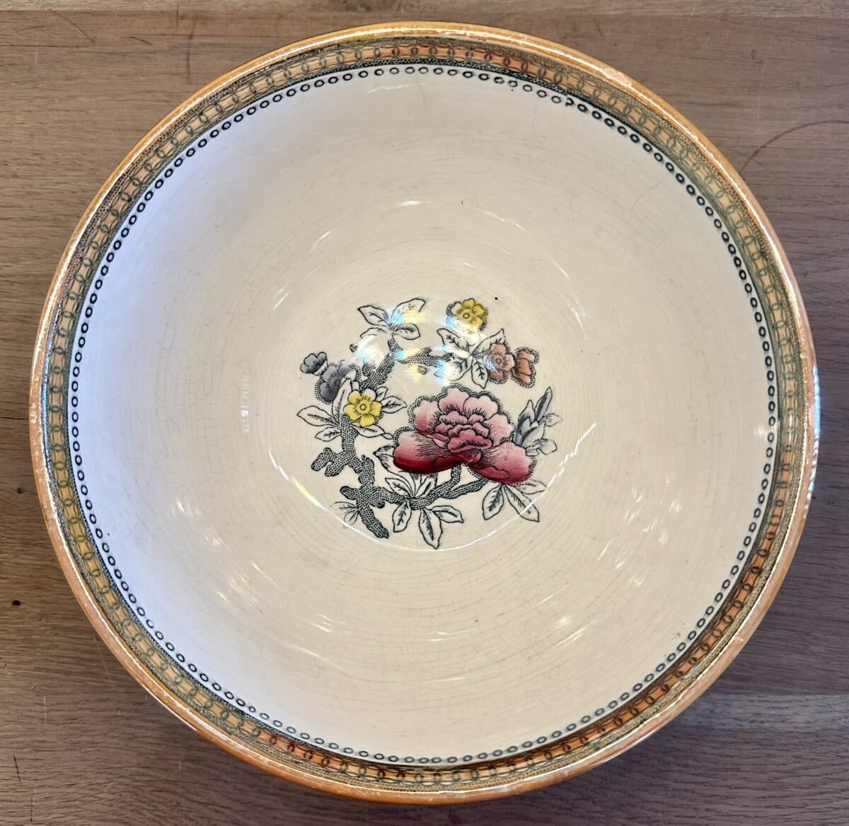 <p>Kom / Saladeschaal - groot model - Budyan Faience fabriek (Oekraine) - décor met goudluster</p> - Brocante