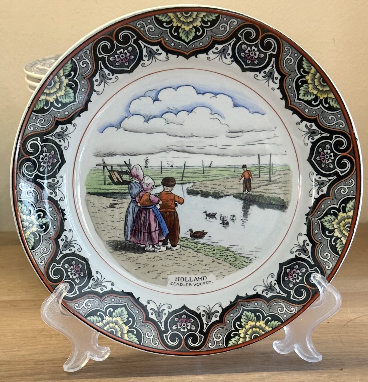 <p>Sierbord / Bord - Societe Ceramique Maestricht - Hollands tafereel EENDJES VOEREN</p> - Sociéte Céramique