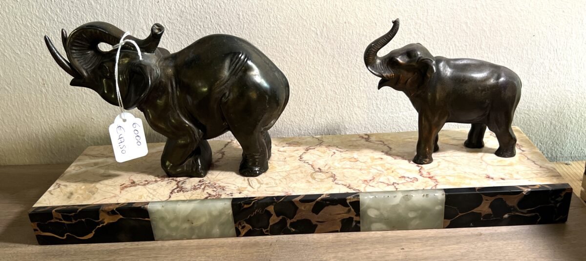 <p>Beeld op marmeren sokkel met 2 olifanten - een grotere en een kleine olifant</p> - Brocante