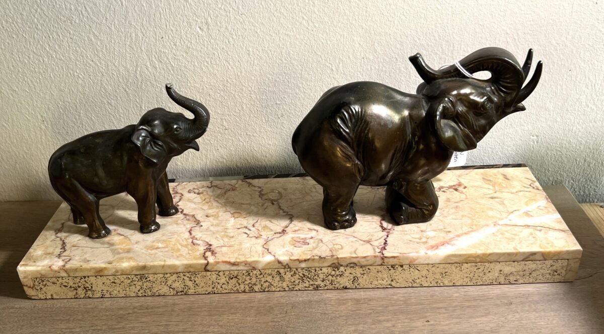 <p>Beeld op marmeren sokkel met 2 olifanten - een grotere en een kleine olifant</p> - Brocante