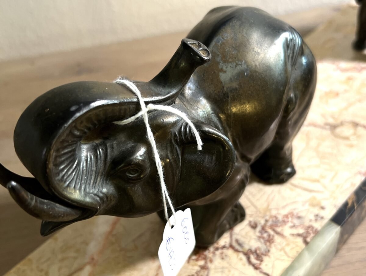 <p>Beeld op marmeren sokkel met 2 olifanten - een grotere en een kleine olifant</p> - Brocante