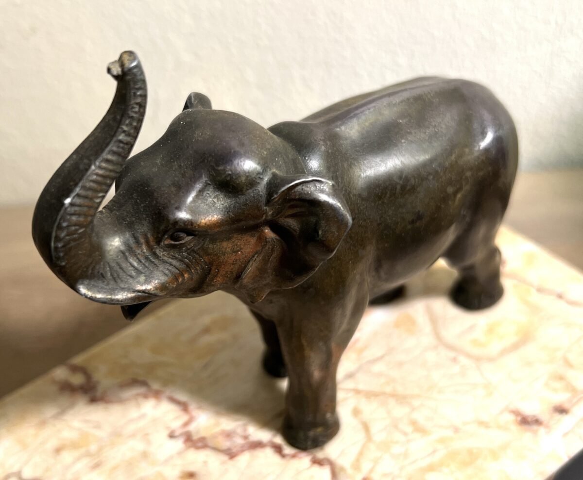 <p>Beeld op marmeren sokkel met 2 olifanten - een grotere en een kleine olifant</p> - Brocante