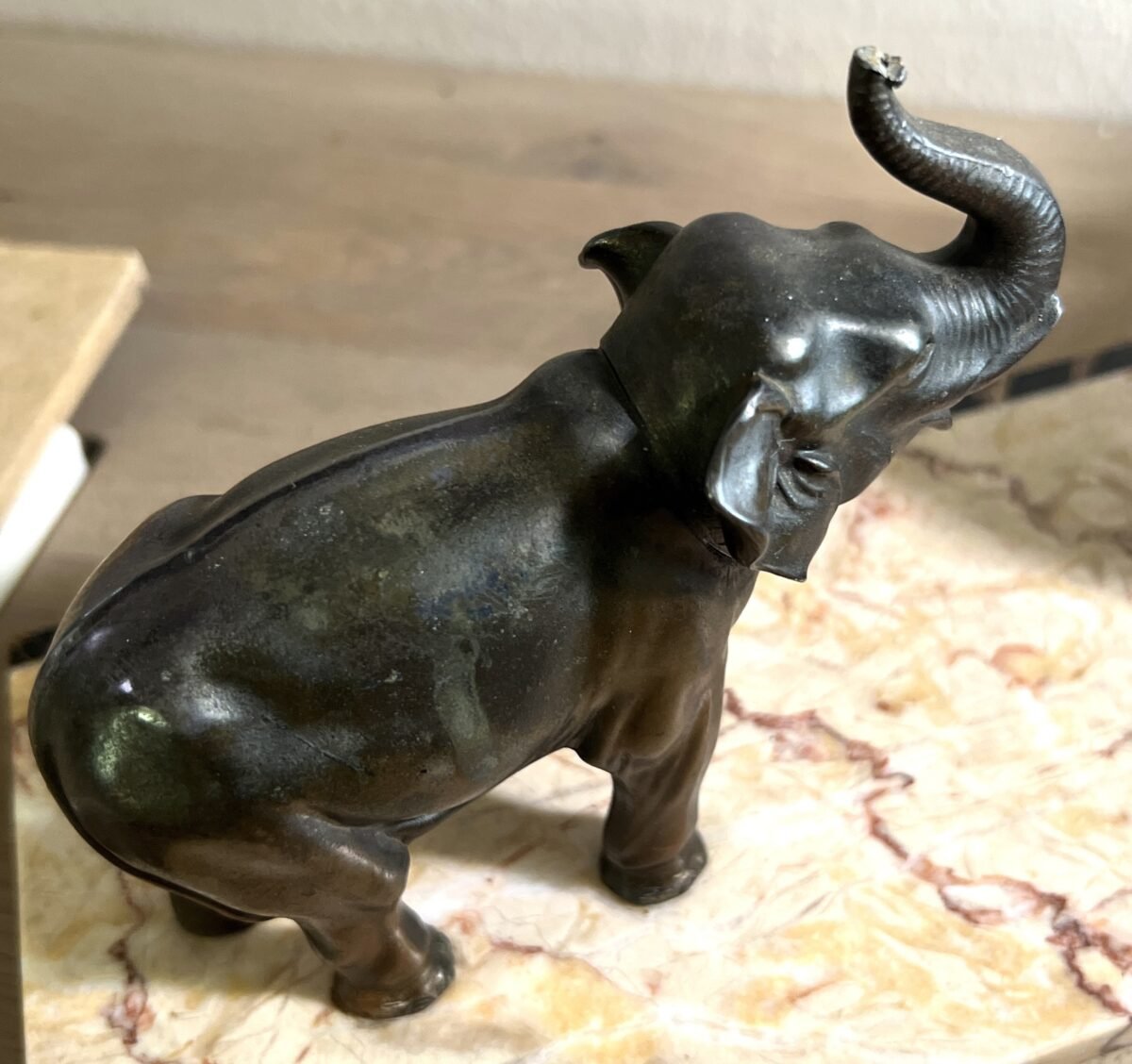 <p>Beeld op marmeren sokkel met 2 olifanten - een grotere en een kleine olifant</p> - Brocante