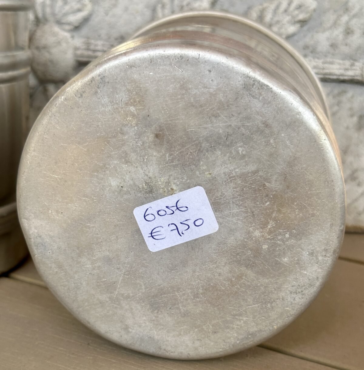 <p>Voorraadblik / Voorraadpot - metaal/blikken model in grote uitvoering - koperen plaatje met opschrift FARINE</p> - Brocante