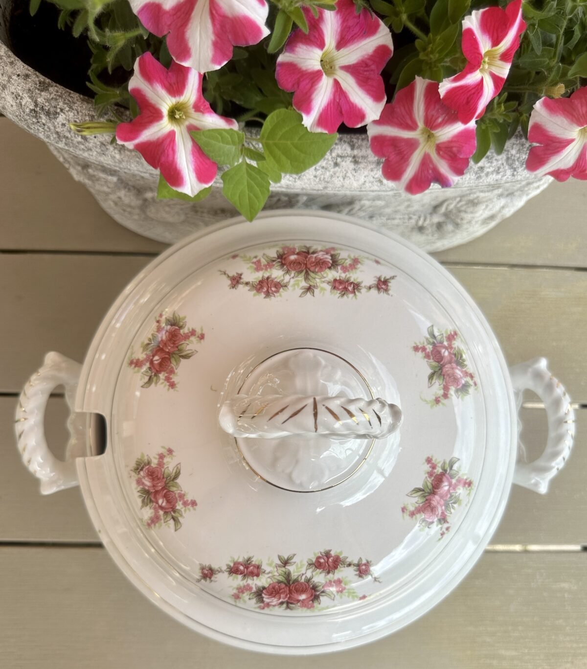 <p>Soepterrine - redelijk groot model - Boch - model FLAMANDE met décor van dubbel-roosjes</p> - Boch