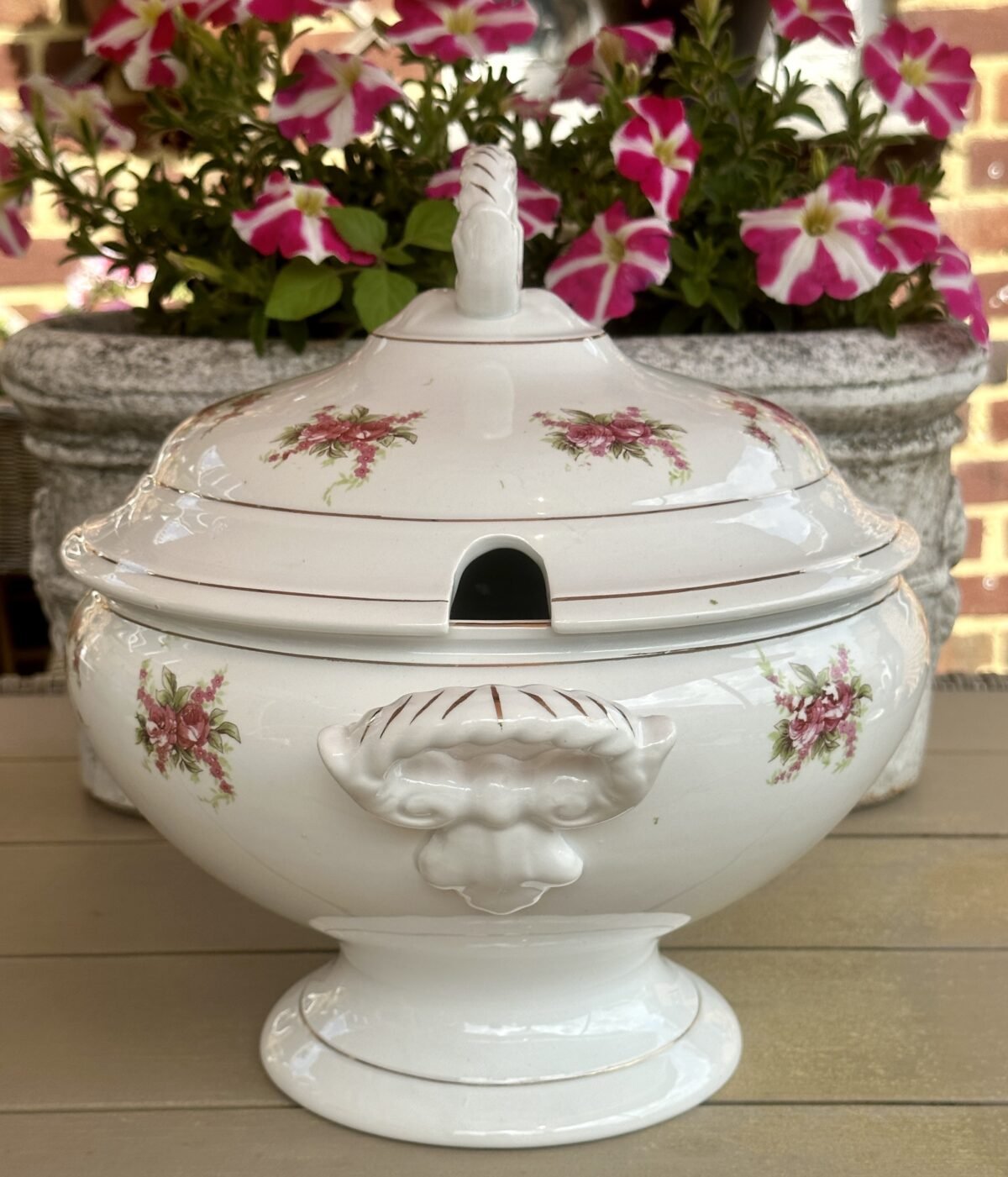 <p>Soepterrine - redelijk groot model - Boch - model FLAMANDE met décor van dubbel-roosjes</p> - Boch