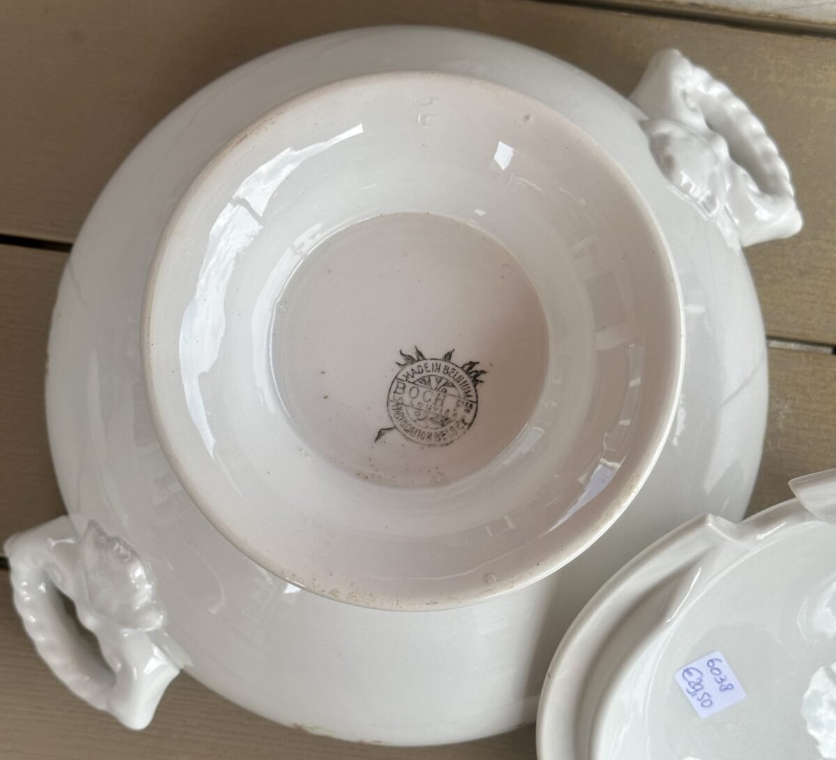 <p>Soepterrine - redelijk groot model - Boch - model FLAMANDE met décor van dubbel-roosjes</p> - Boch