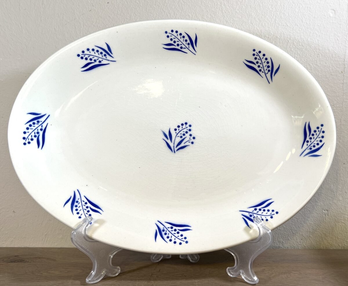 <p>Schaal - plat ovaal model - ongemerkt maar Boch - décor TIGE DE BLÉ met blauwe korenaren</p> - Boch