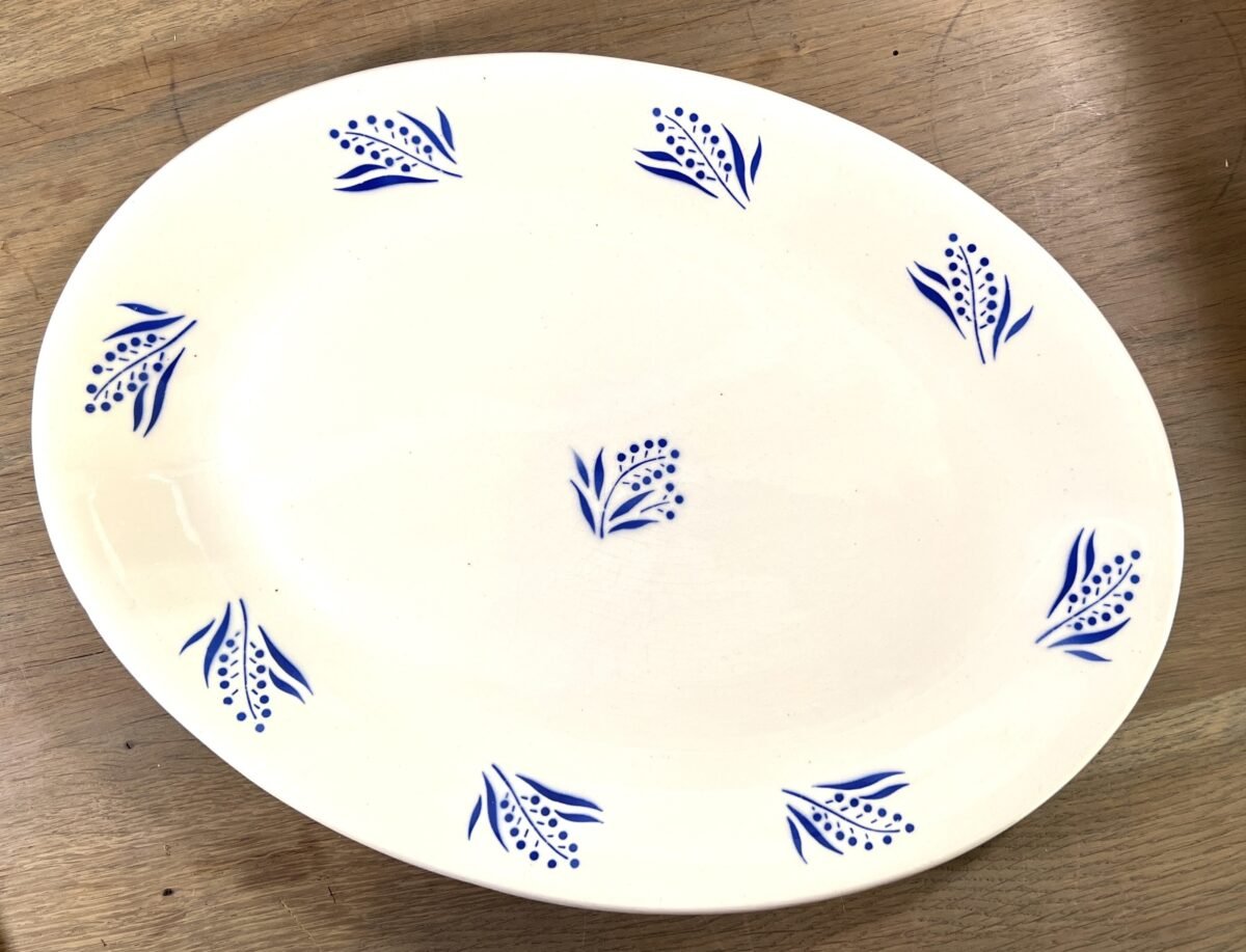 <p>Schaal - plat ovaal model - ongemerkt maar Boch - décor TIGE DE BLÉ met blauwe korenaren</p> - Boch