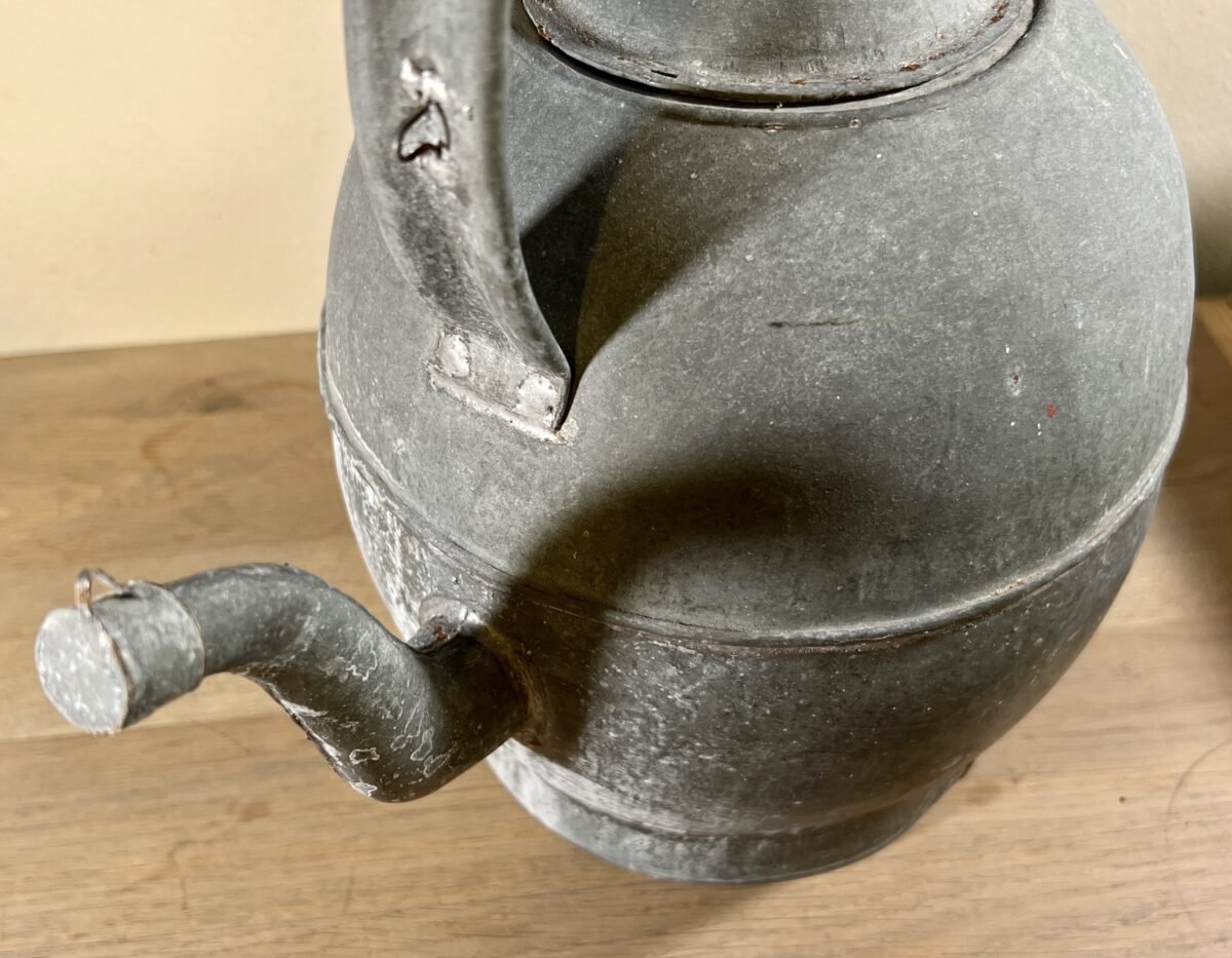 <p>Waterketel vervaardigd uit zink - vrij groot model - ongemerkt, waterdicht</p> - Brocante