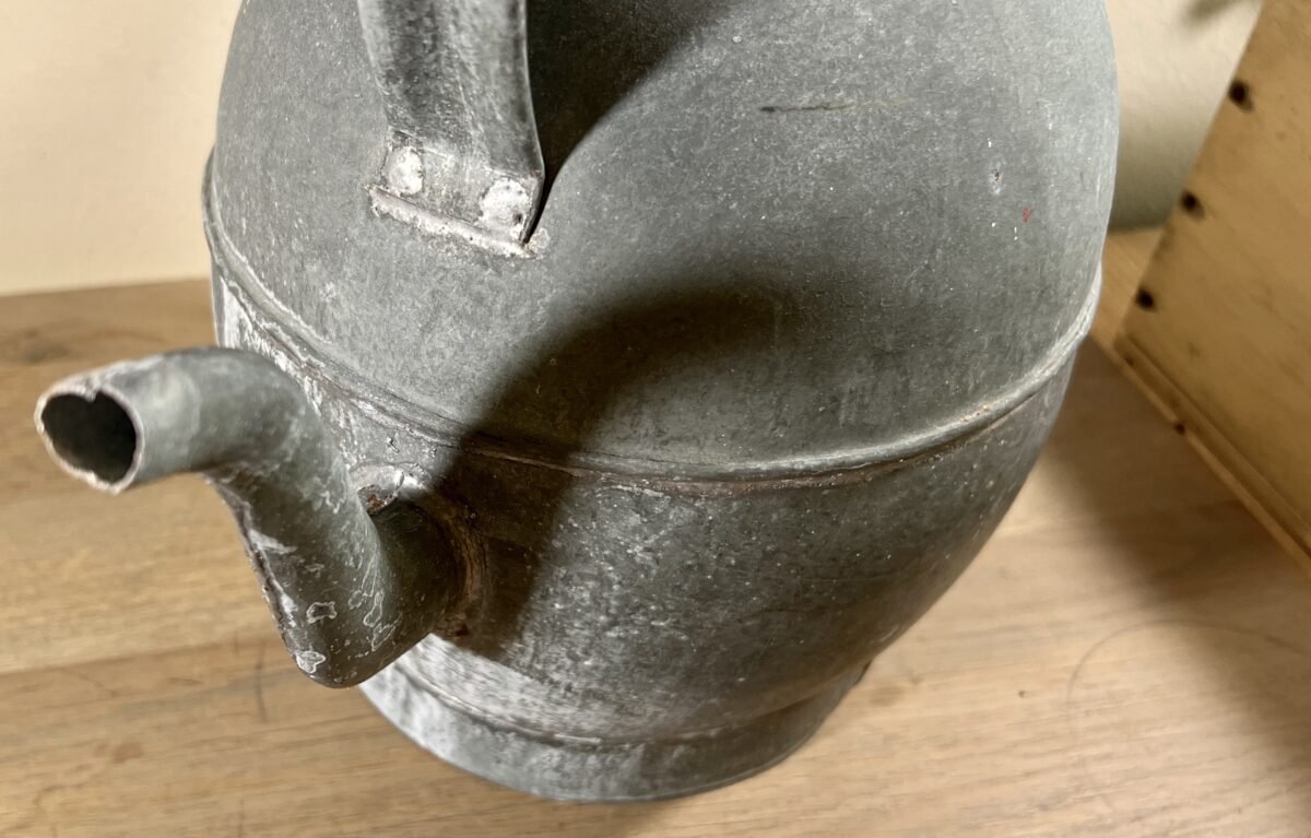 <p>Waterketel vervaardigd uit zink - vrij groot model - ongemerkt, waterdicht</p> - Brocante