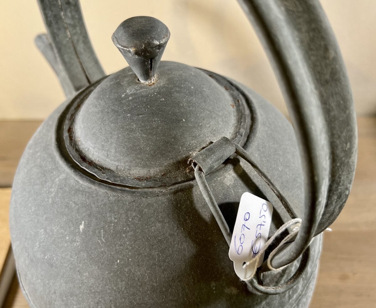 <p>Waterketel vervaardigd uit zink - vrij groot model - ongemerkt, waterdicht</p> - Brocante