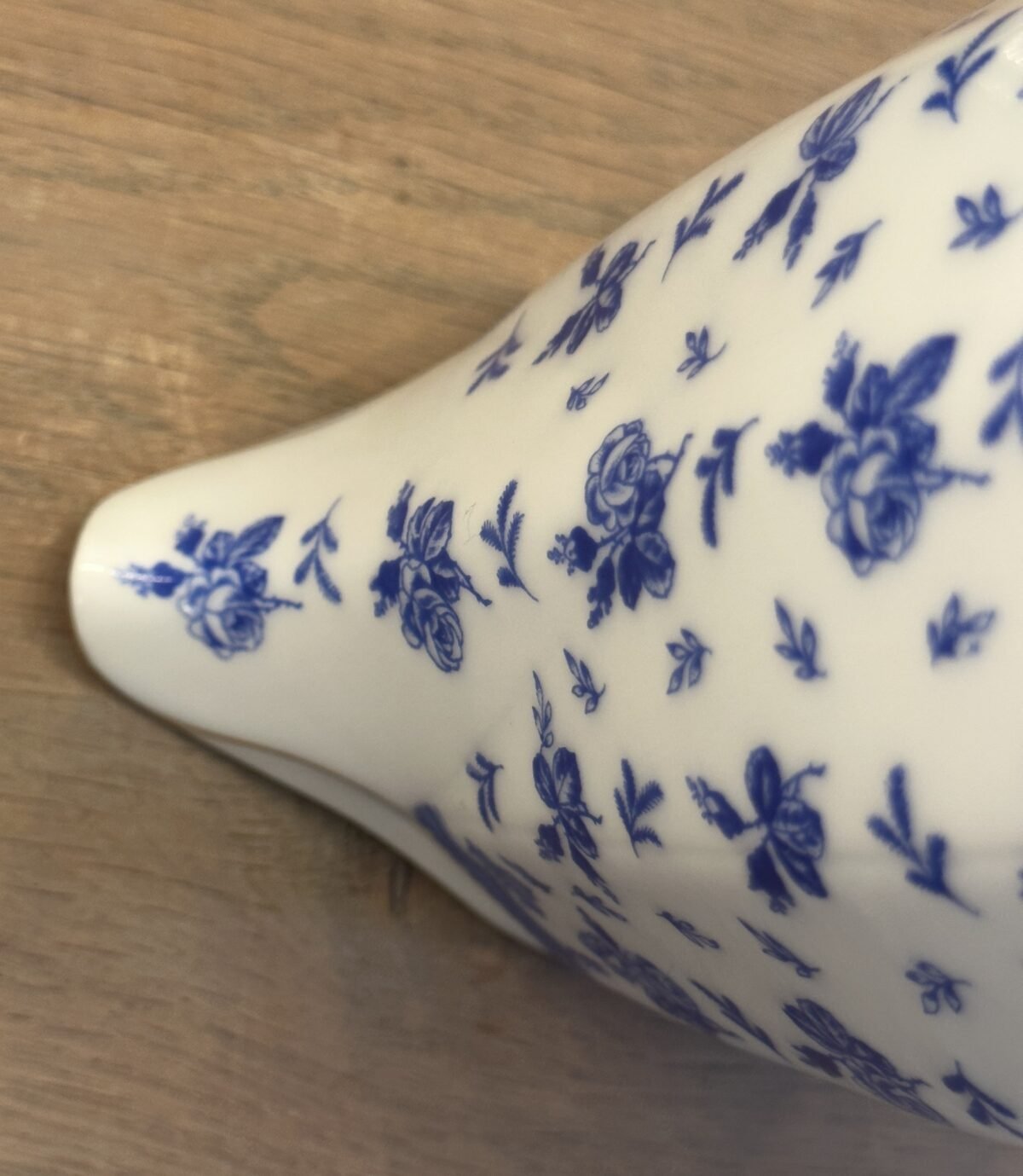 <p>Melkkan - KPM Germany - décor van wit met blauwe roosjes/bloemetjes</p> - Overig Duitsland
