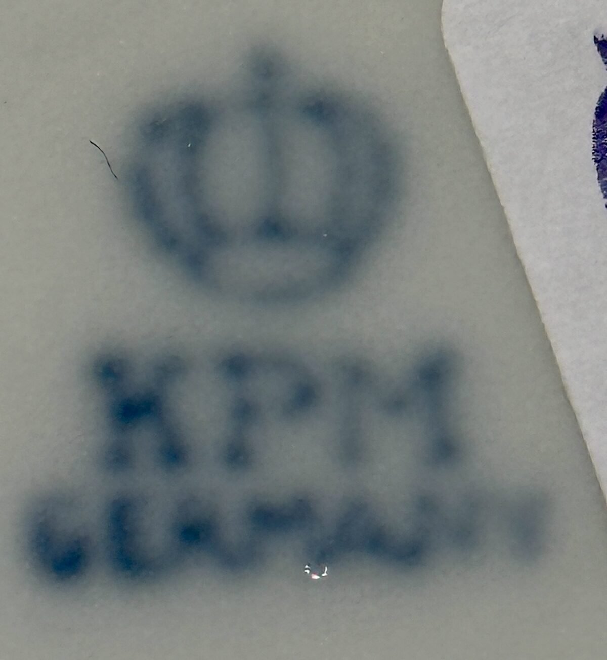 <p>Melkkan - KPM Germany - décor van wit met blauwe roosjes/bloemetjes</p> - Overig Duitsland