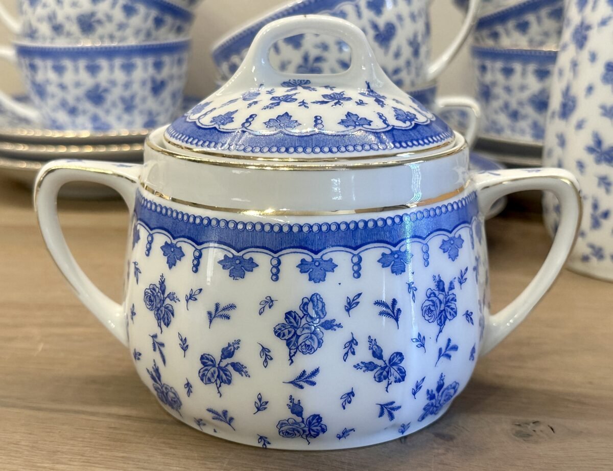 <p>Suikerpot - KPM Germany - décor van wit met blauwe roosjes/bloemetjes</p> - Overig Duitsland