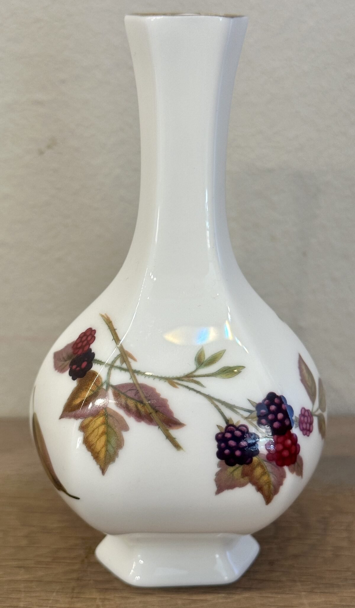 <p>Vaasje - kleiner model - Royal Worcester - décor ARDEN van bramen en een perzik</p> - Overig Engeland