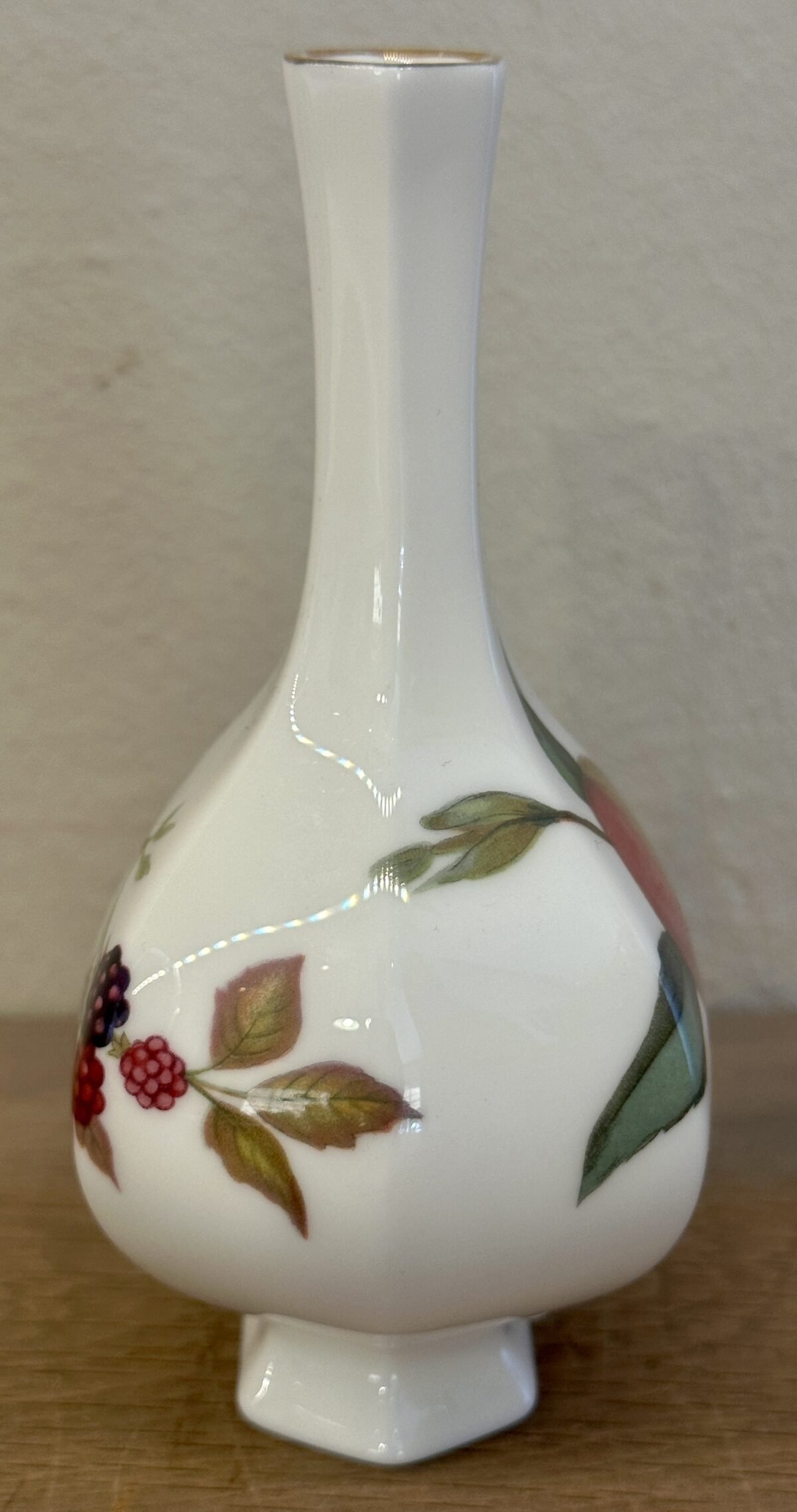 <p>Vaasje - kleiner model - Royal Worcester - décor ARDEN van bramen en een perzik</p> - Overig Engeland