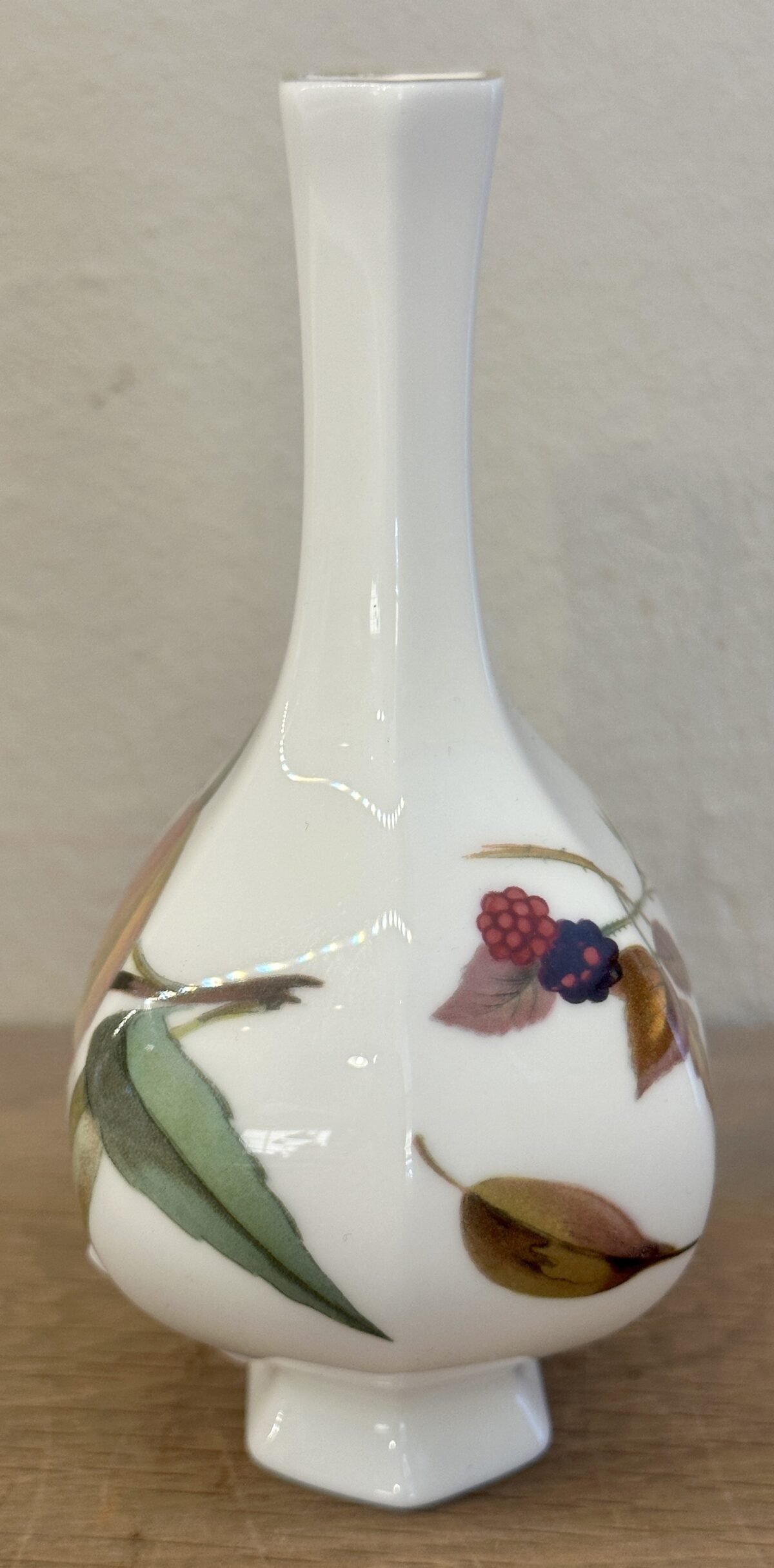 <p>Vaasje - kleiner model - Royal Worcester - décor ARDEN van bramen en een perzik</p> - Overig Engeland