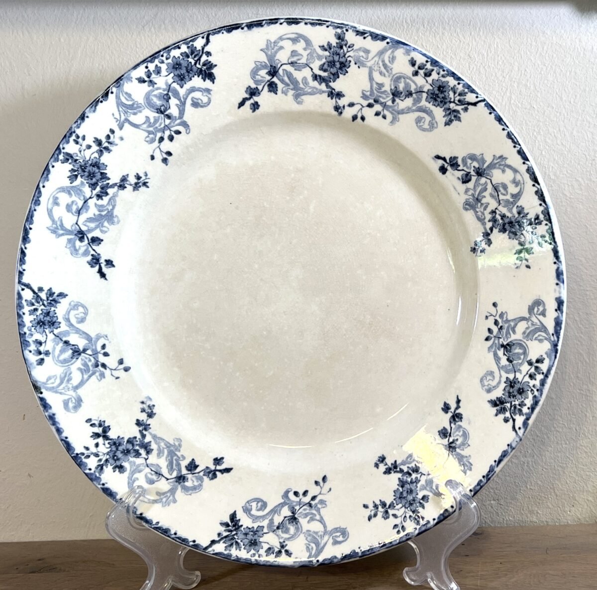 <p>Schaal / Plateau - groot rond model - Longwy - jeansblauwe rand met een décor van bloemen en guirlandes</p> - Longwy