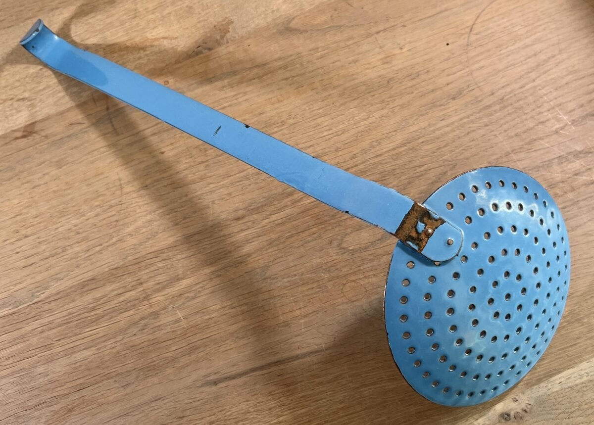 <p>Schuimspaan - Deens emaille? - geheel blauwe uitvoering</p> - Brocante