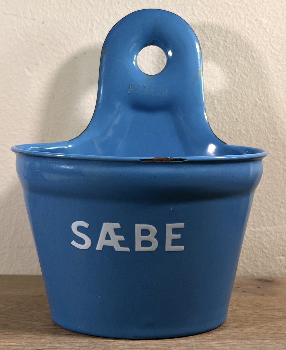 <p>Houder voor SAEBE (zeep) - ophangmodel - Deens emaille? (gemerkt met GM) - geheel blauwe uitvoering</p> - Brocante