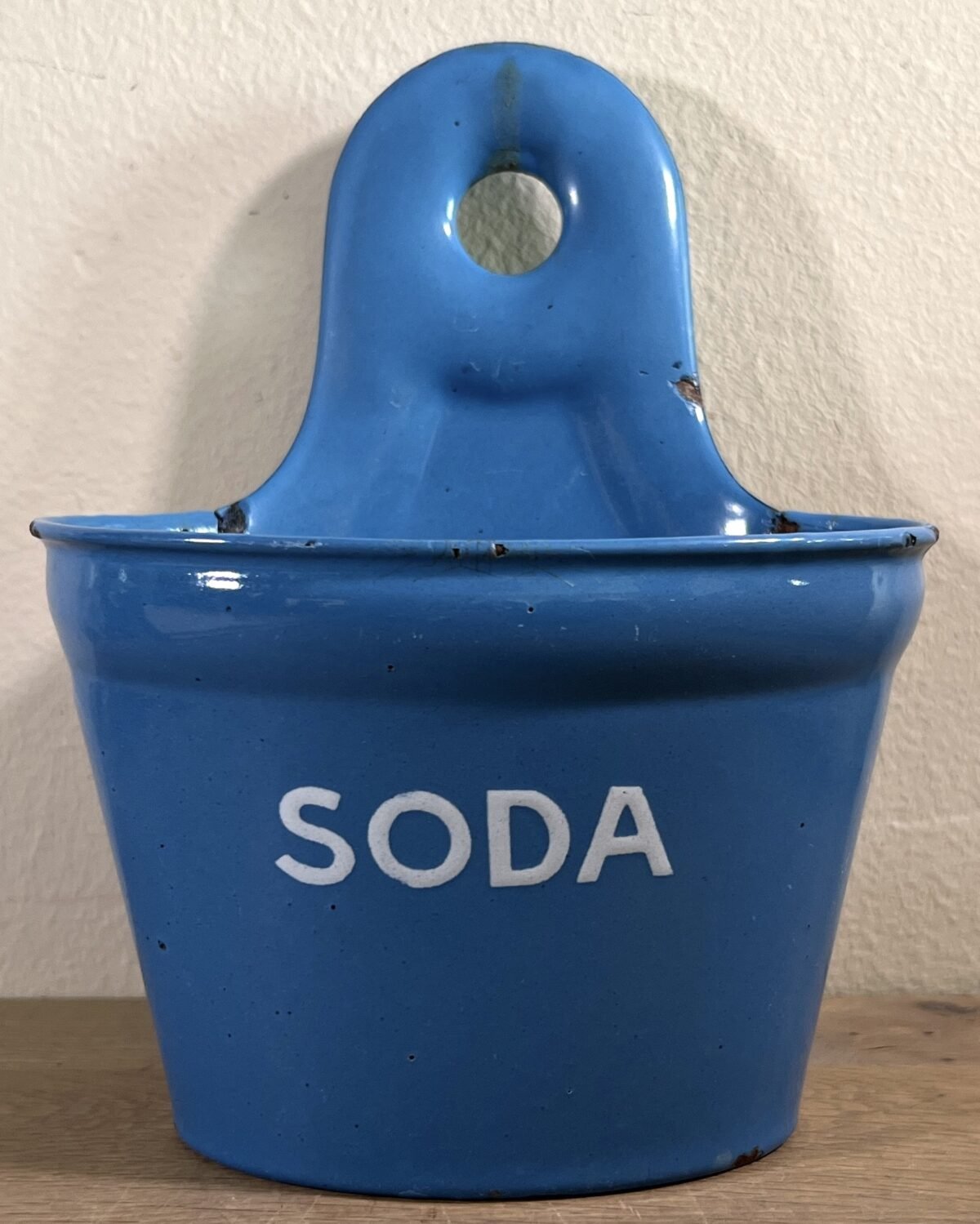 <p>Houder voor SODA - ophangmodel - Deens emaille? (gemerkt met GM) - geheel blauwe uitvoering</p> - Brocante