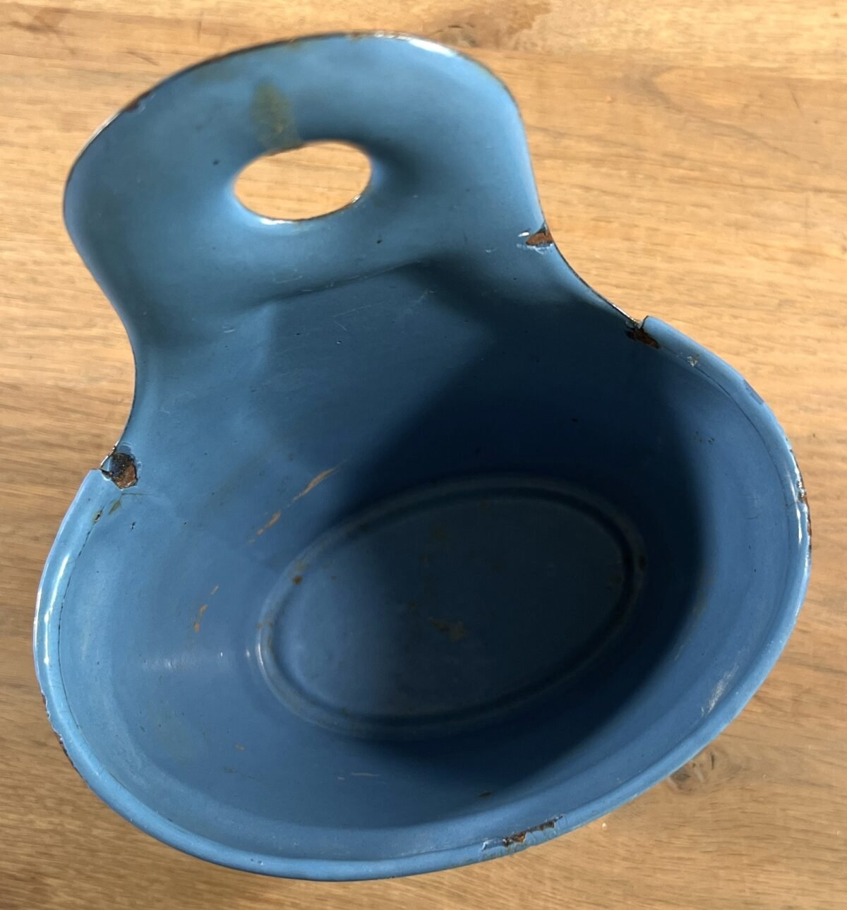 <p>Houder voor SODA - ophangmodel - Deens emaille? (gemerkt met GM) - geheel blauwe uitvoering</p> - Brocante