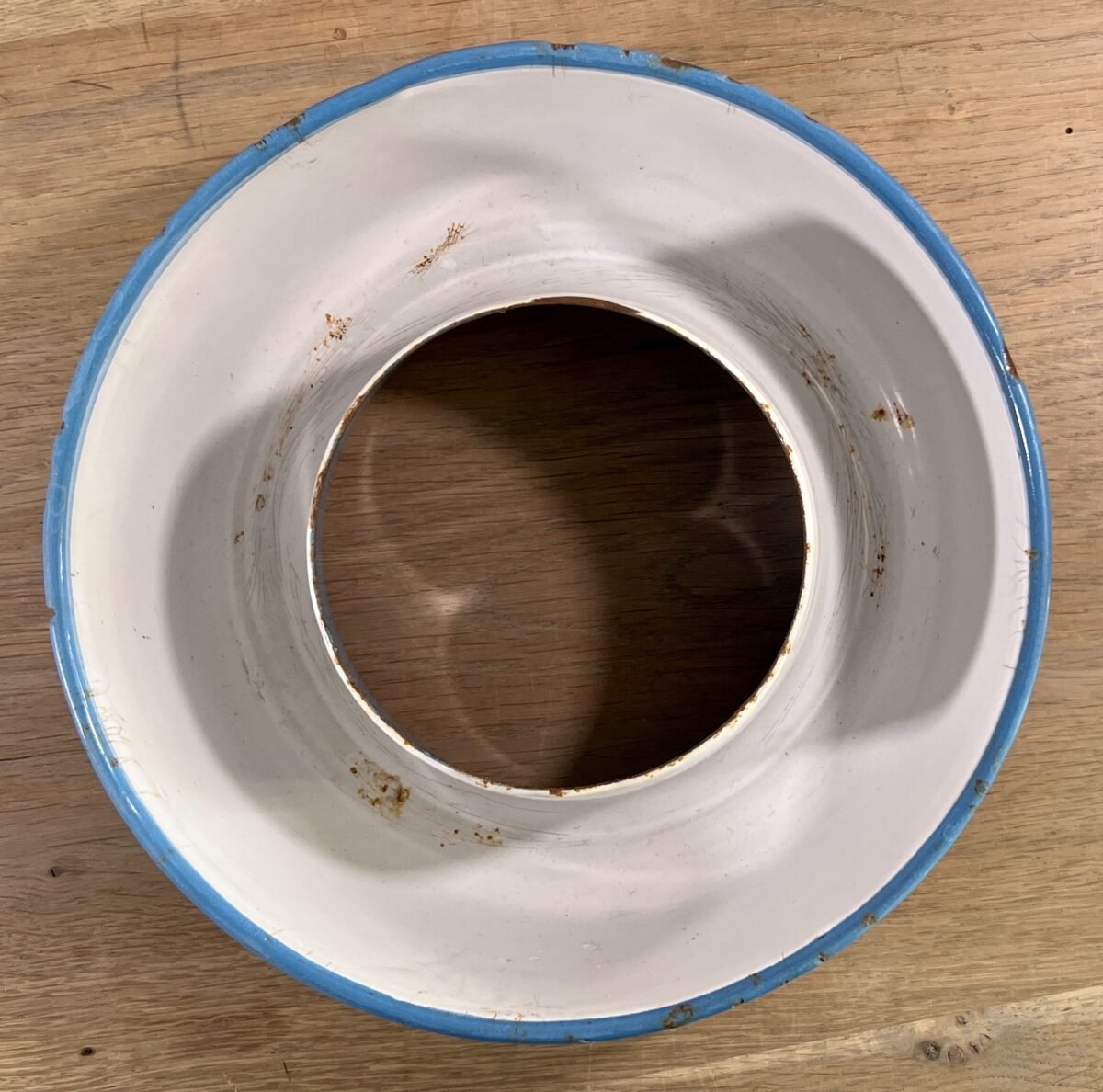 <p>Bakvorm - Deens emaille? - blauw emaille buitenzijde met wit emaille binnenzijde</p> - Brocante