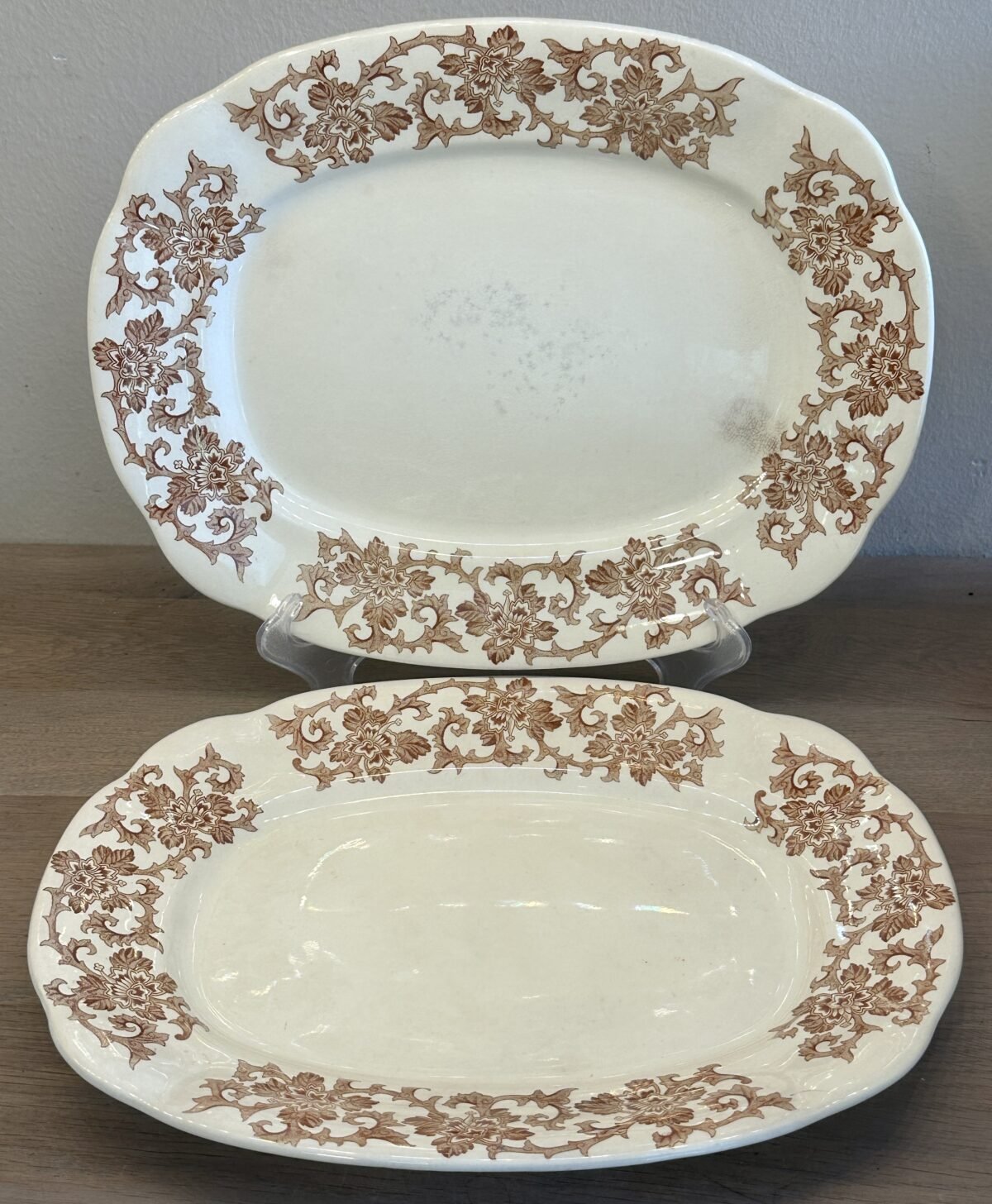 <p>Dekschaal / Schaal - plat model - B.F. (Boch Frères) - décor CHICAGO in bruine uitvoering</p> - Boch