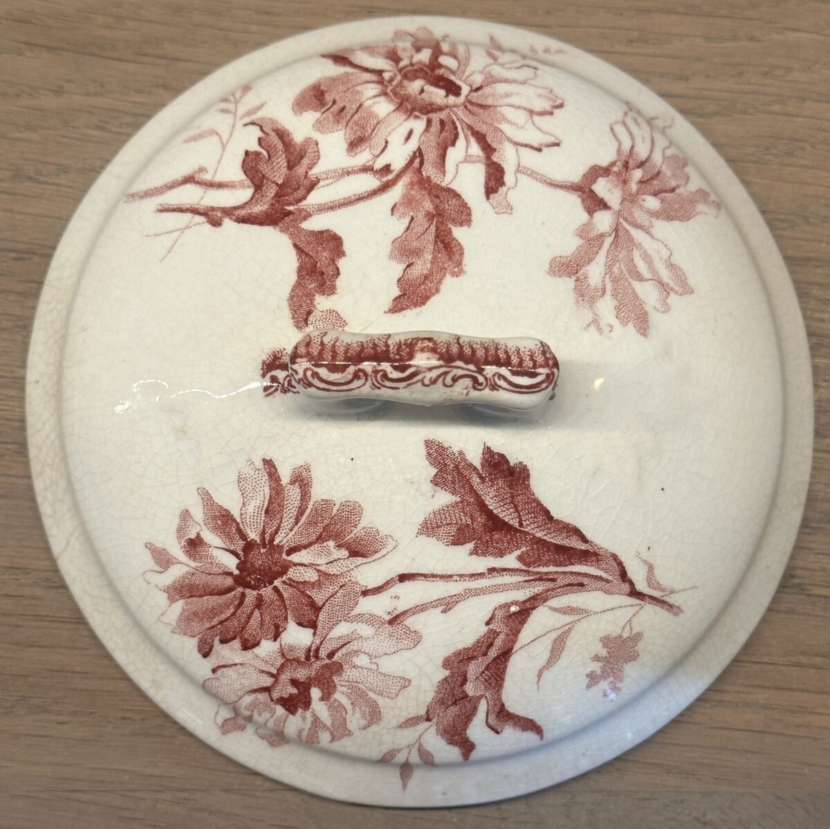 <p>Deksel van een rond zeepbakje - merk onbekend - décor in rood met bloemen</p> - Onbekend