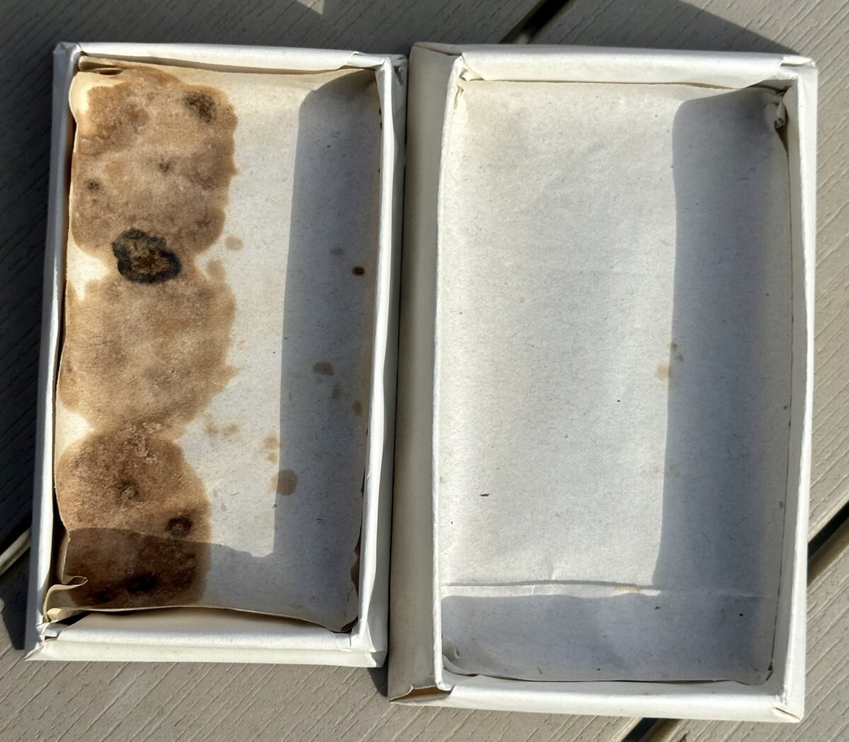 <p>Doopsuikerdoosje - met afbeelding van een dame met hoed in roze bij een wiegje</p> - Brocante