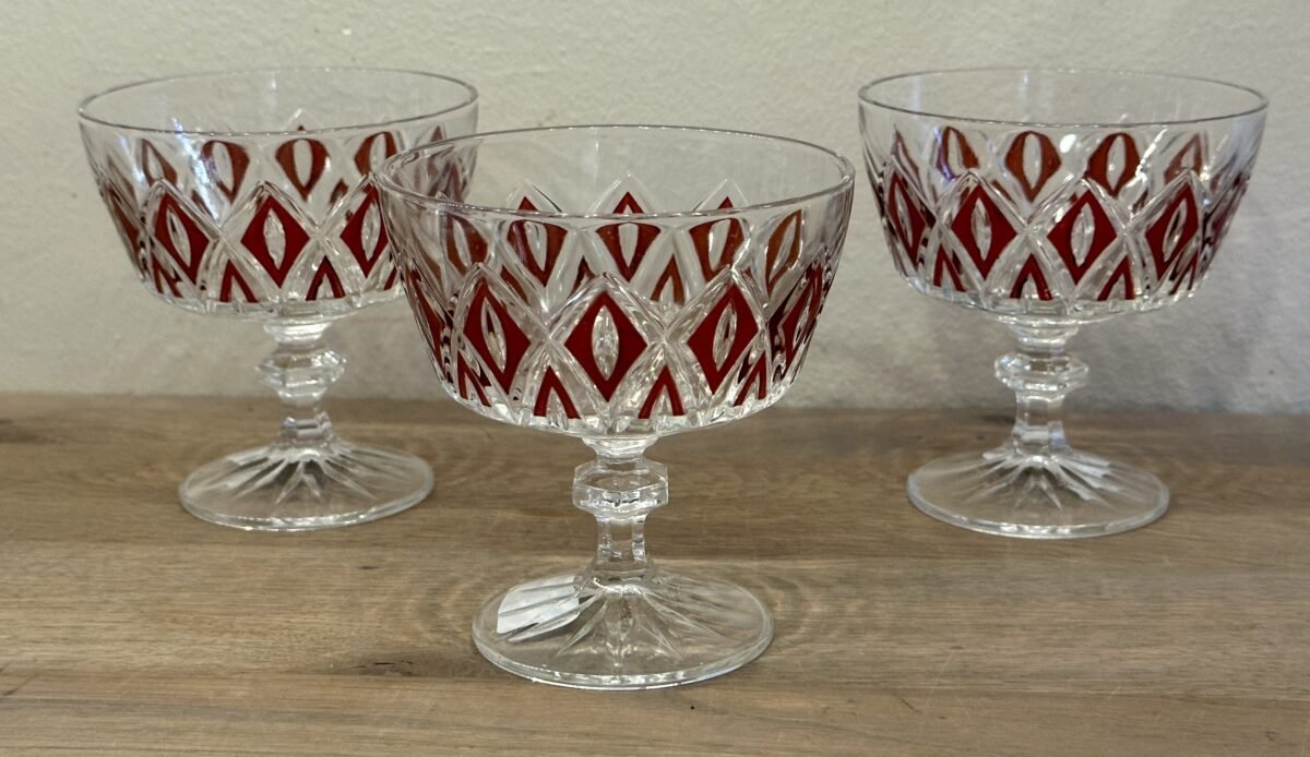 <p>Ijscoupe / Schaaltje - VMC Reims (Verreries Mécanques Champenoises) - in rood uitgevoerd glas</p> - Brocante