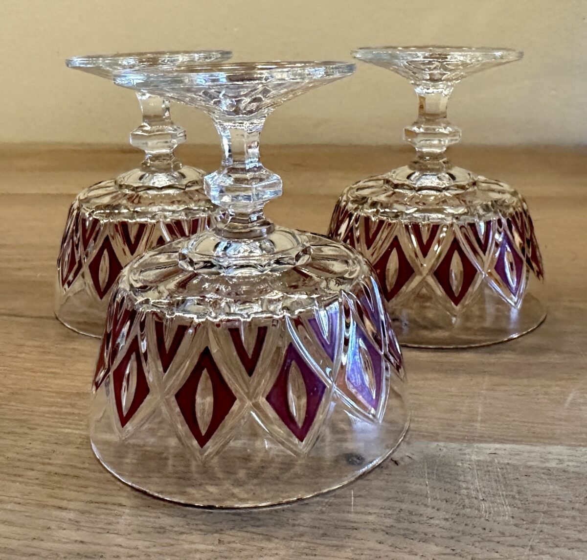 <p>Ijscoupe / Schaaltje - VMC Reims (Verreries Mécanques Champenoises) - in rood uitgevoerd glas</p> - Brocante