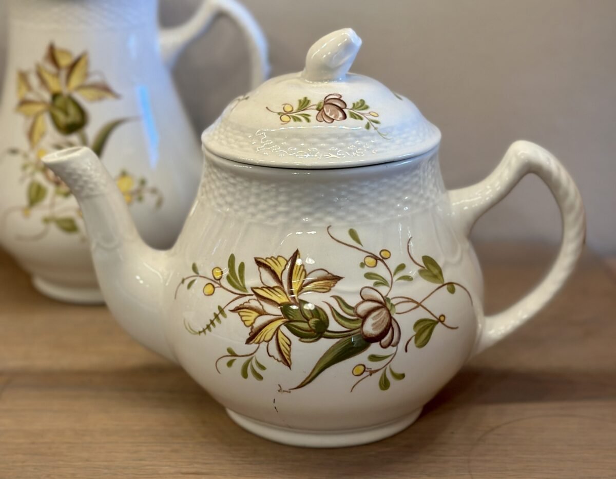<p>Theepot - Boch La Louviere - décor BERGERAC in geel met groen</p> - Boch