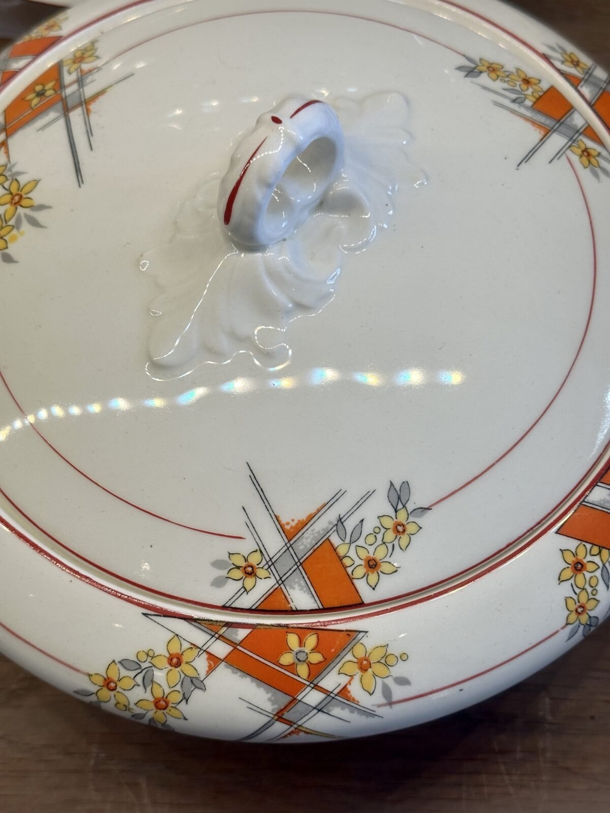 <p>Dekschaal / Terrine - Art Deco - Empire England - décor uitgevoerd in oranje/geel/zwart</p> - Overig Engeland