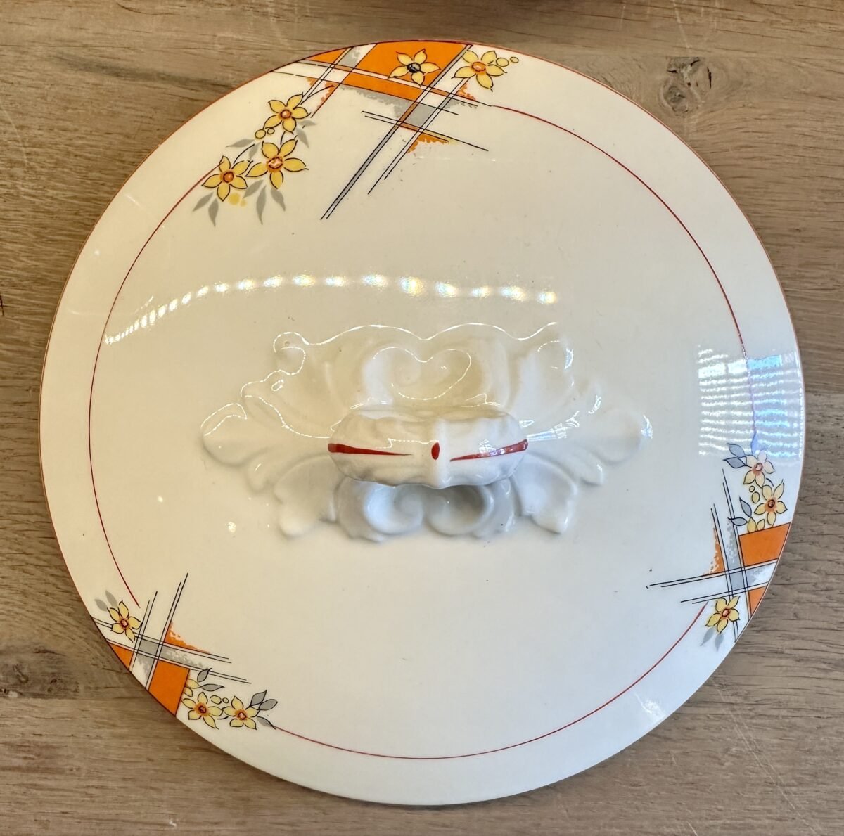 <p>Dekschaal / Terrine - Art Deco - Empire England - décor uitgevoerd in oranje/geel/zwart</p> - Overig Engeland