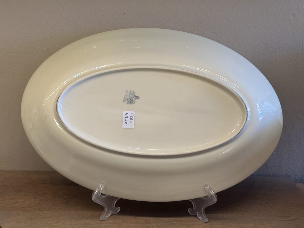 <p>Schaal - plat ovaal groter model - Petrus Regout - uitgevoerd in crèmekleurig porselein</p> - Petrus Regout