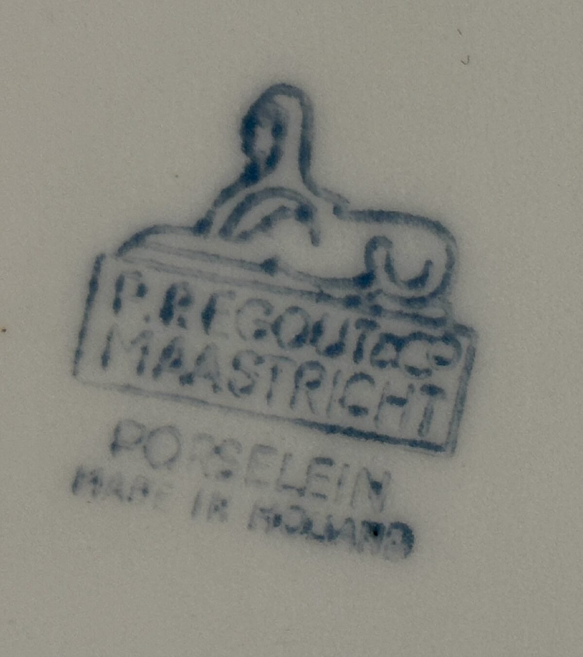 <p>Schaal - plat ovaal groter model - Petrus Regout - uitgevoerd in crèmekleurig porselein</p> - Petrus Regout