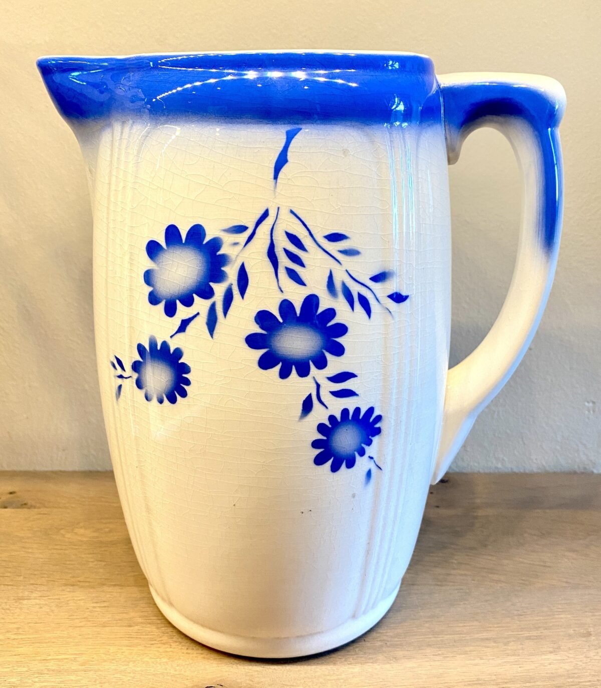 <p>Lampetkan / Wasserkanne - Steingutfabrik Colditz - spuitdécor van helderblauwe bloemen</p> - Overig Duitsland