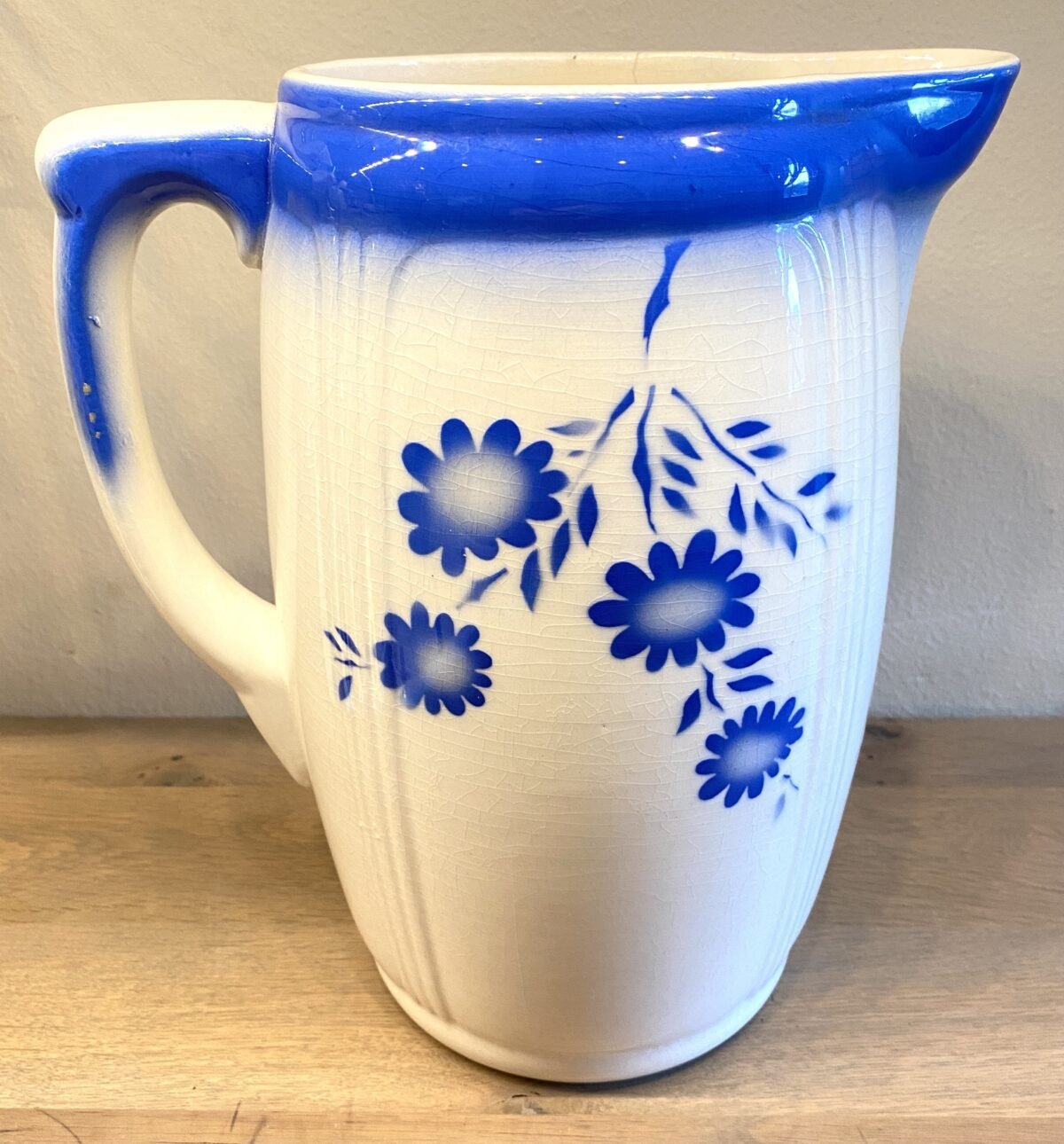 <p>Lampetkan / Wasserkanne - Steingutfabrik Colditz - spuitdécor van helderblauwe bloemen</p> - Overig Duitsland