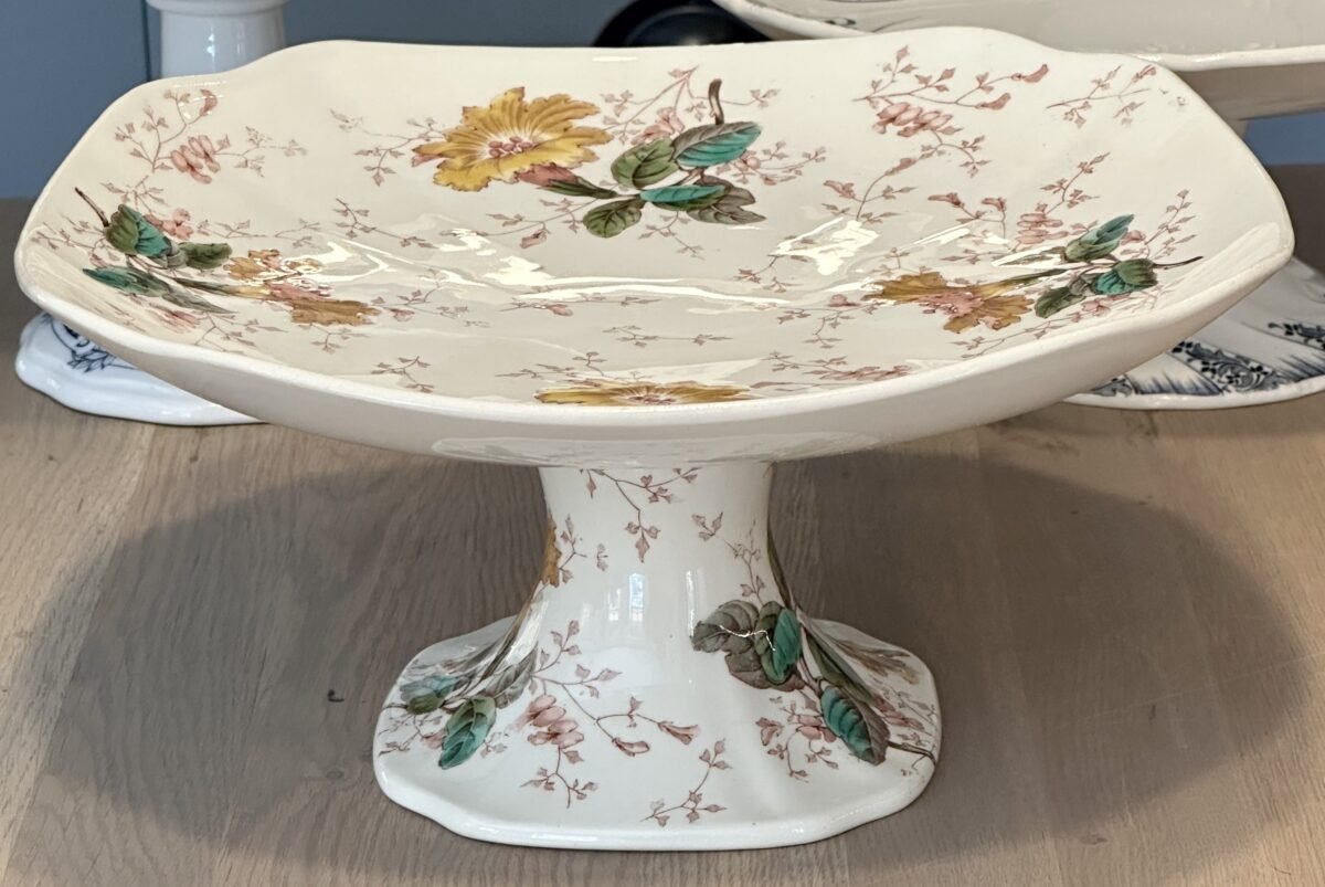 <p>Tazza / Schaal op middelhoge voet - niet gemerkt maar Luneville - décor van bloemen in oker, roze en groen</p> - Luneville