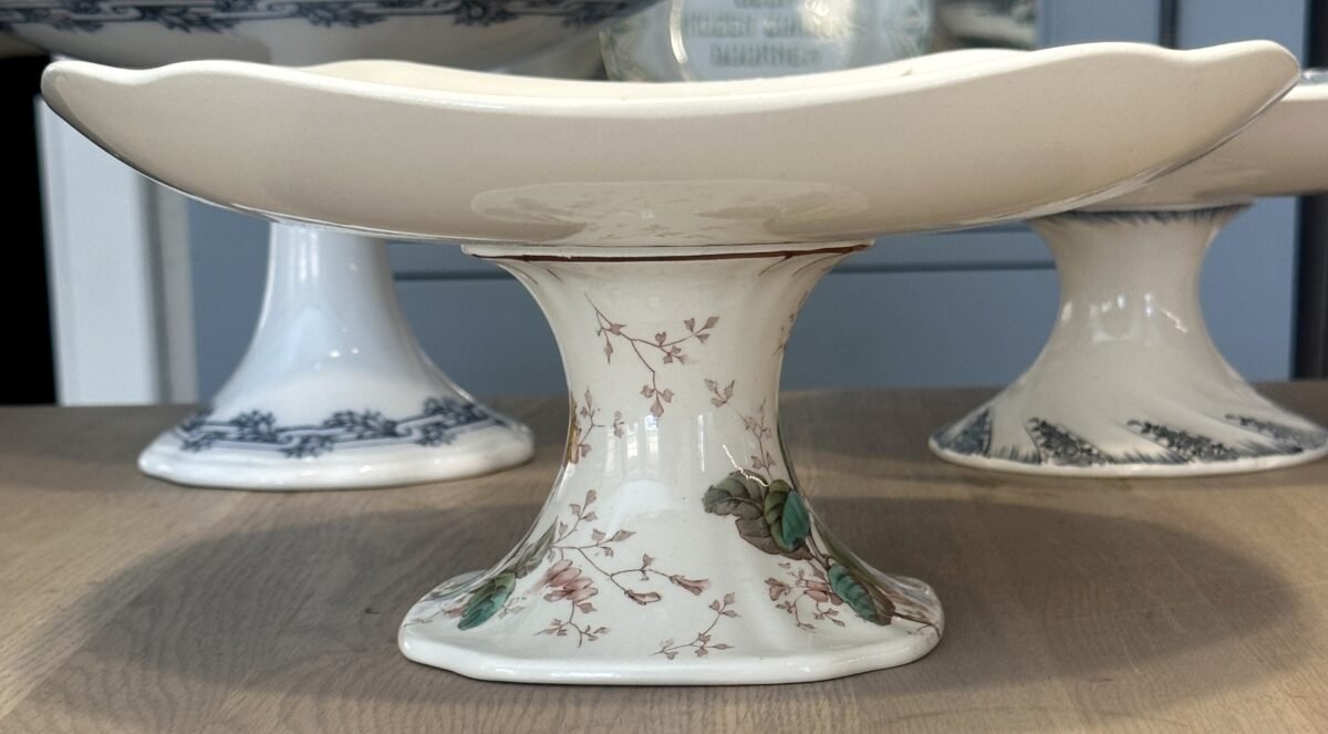 <p>Tazza / Schaal op middelhoge voet - niet gemerkt maar Luneville - décor van bloemen in oker, roze en groen</p> - Luneville