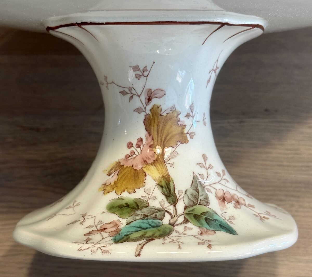 <p>Tazza / Schaal op middelhoge voet - niet gemerkt maar Luneville - décor van bloemen in oker, roze en groen</p> - Luneville