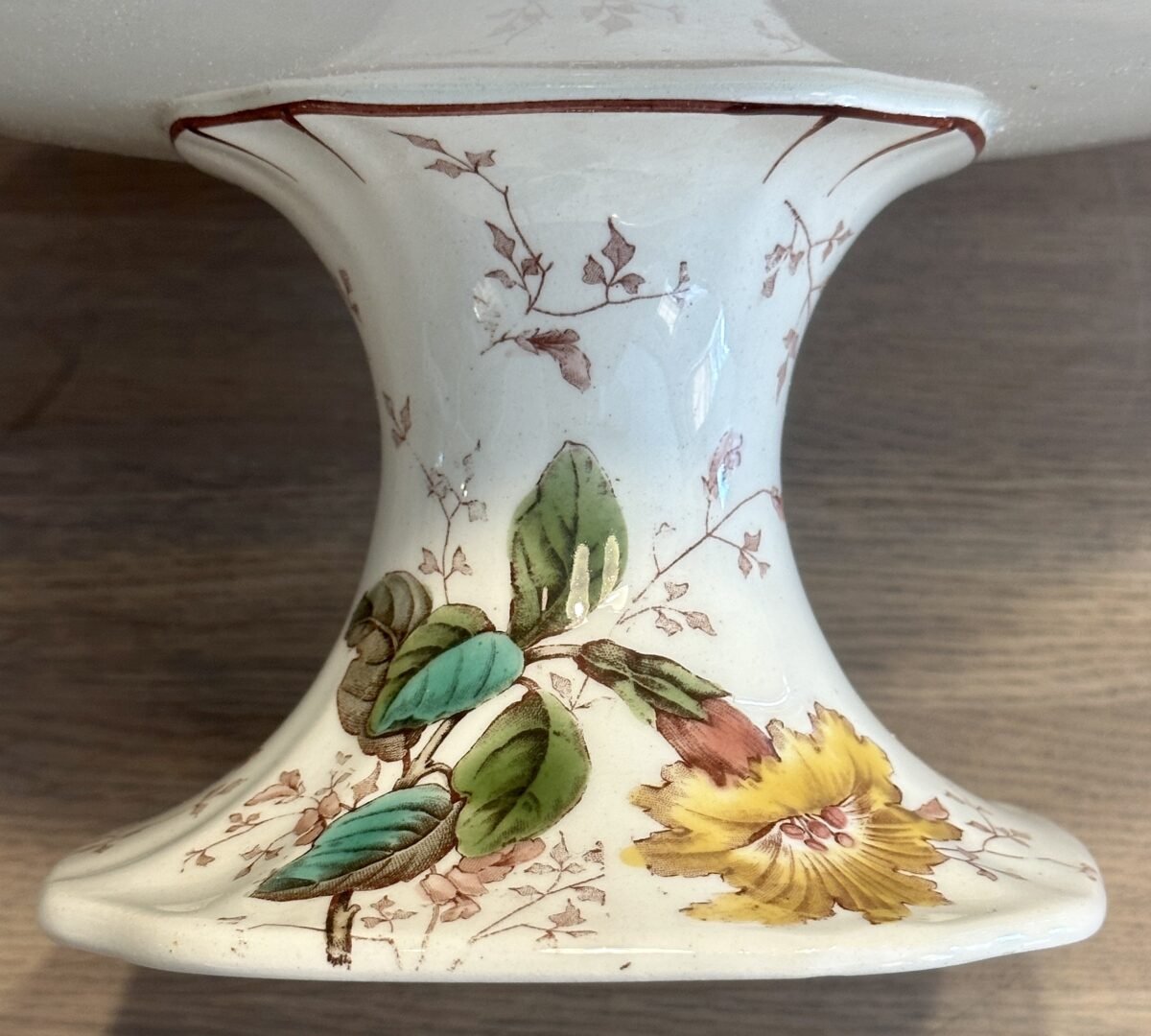 <p>Tazza / Schaal op middelhoge voet - niet gemerkt maar Luneville - décor van bloemen in oker, roze en groen</p> - Luneville