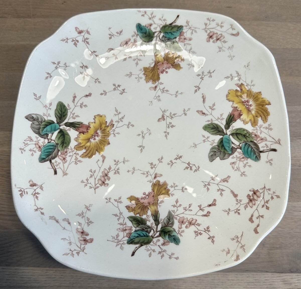 <p>Tazza / Schaal op middelhoge voet - niet gemerkt maar Luneville - décor van bloemen in oker, roze en groen</p> - Luneville