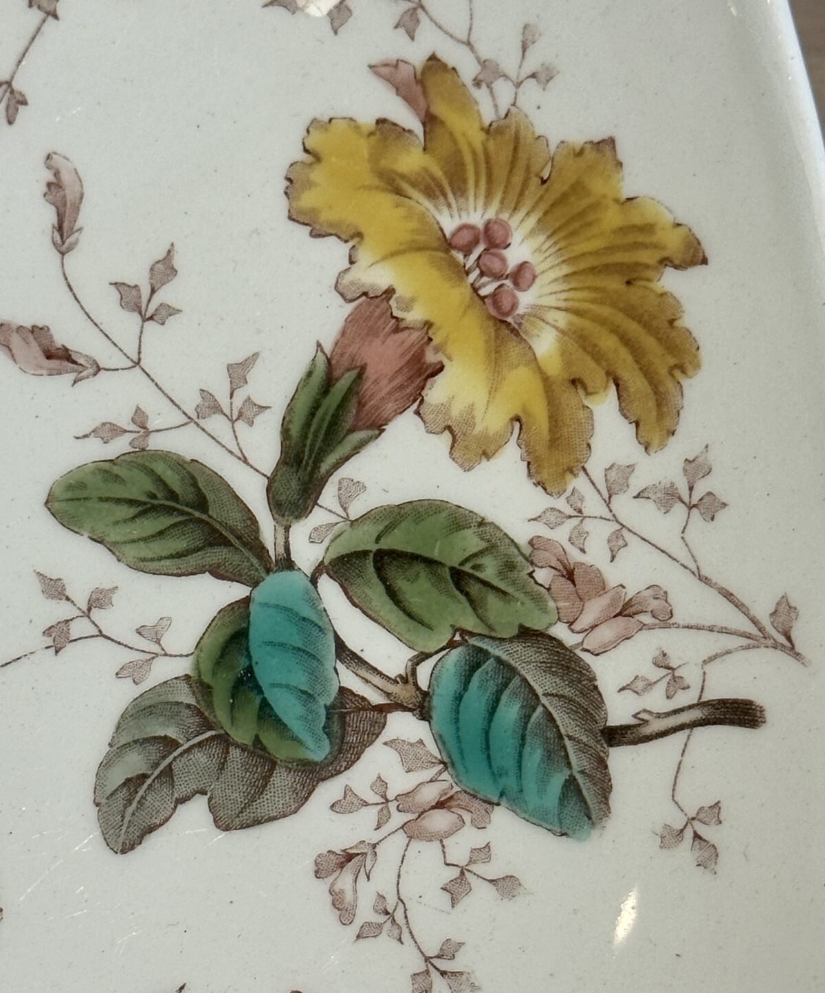 <p>Tazza / Schaal op middelhoge voet - niet gemerkt maar Luneville - décor van bloemen in oker, roze en groen</p> - Luneville