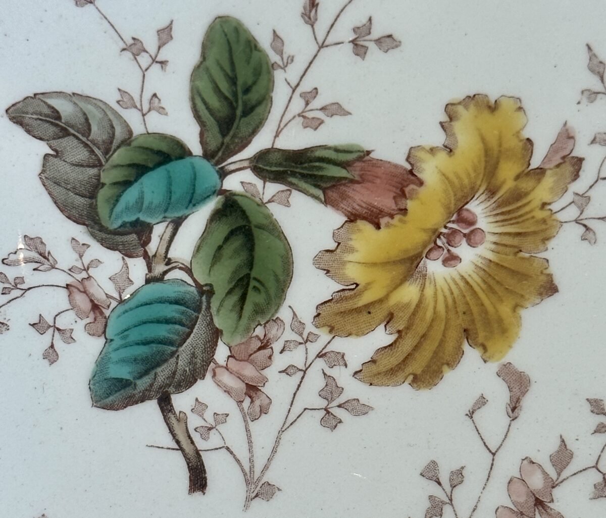 <p>Tazza / Schaal op middelhoge voet - niet gemerkt maar Luneville - décor van bloemen in oker, roze en groen</p> - Luneville