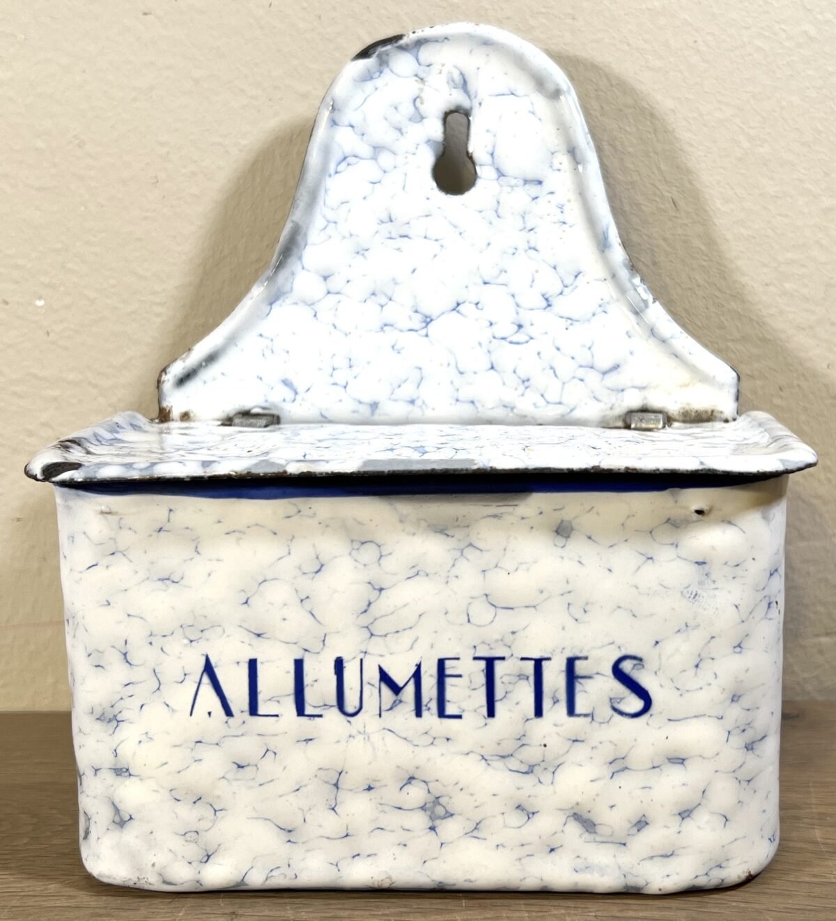 <p>Luciferhouder - wit met blauw gewolk emaille en opschrift ALLUMETTES in blauwe letters</p> - Brocante