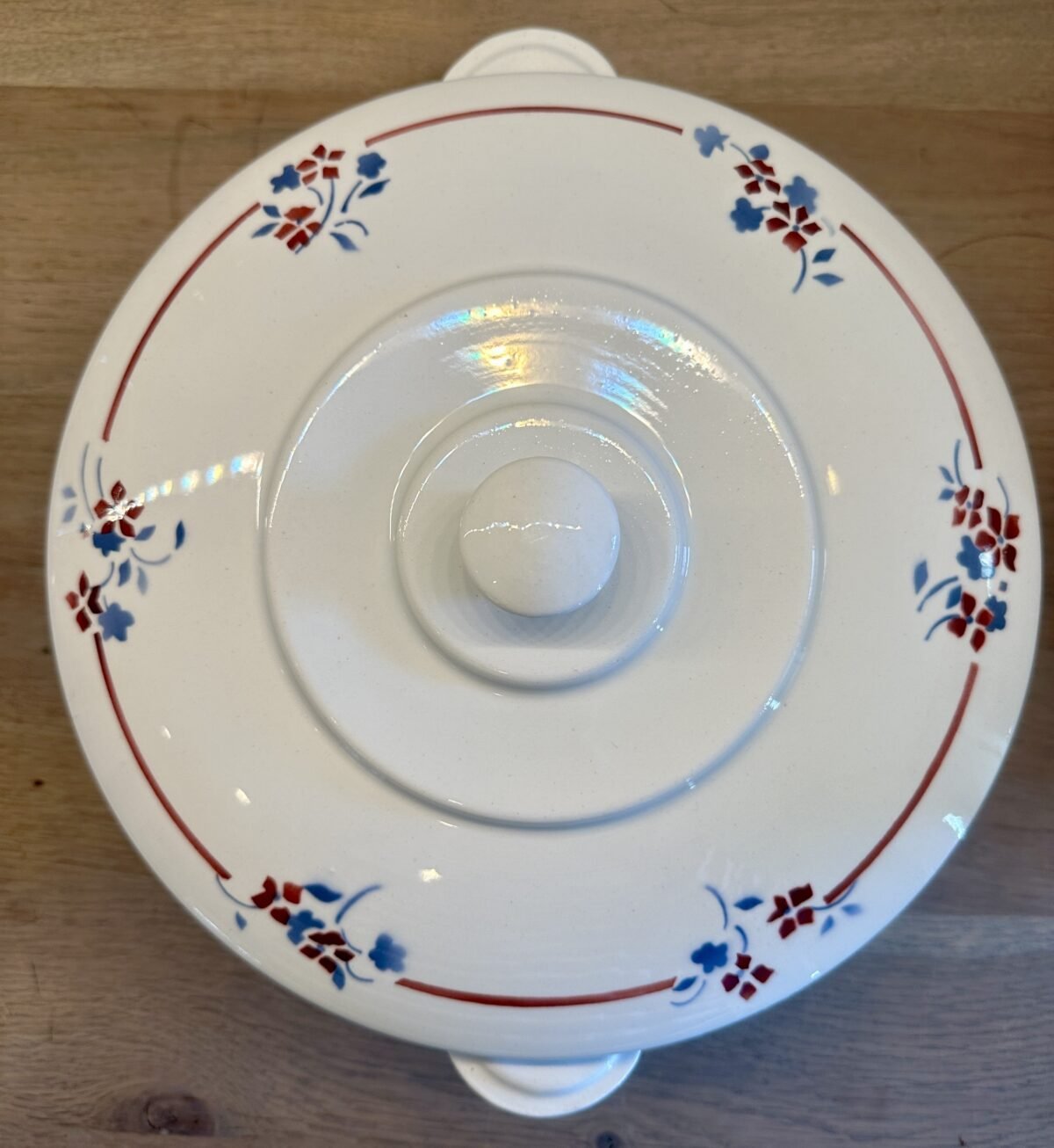 <p>Terrine / Dekschaal - St. Amand Ceranord - décor SENLIS uitgevoerd in blauw/rood spuitdecor</p> - Overig Frankrijk
