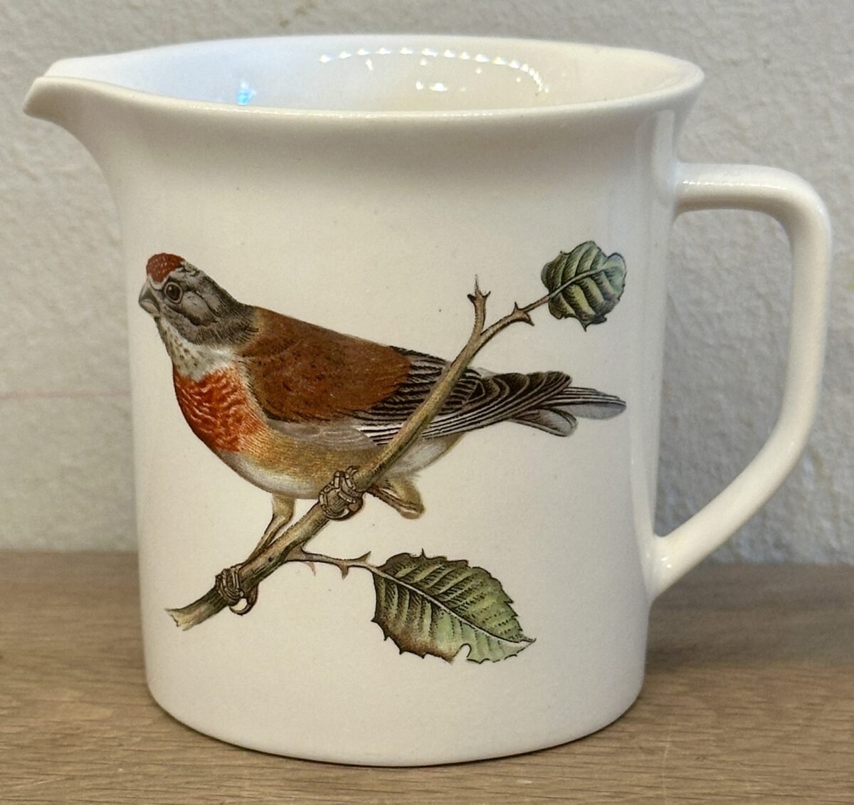 <p>Melkkan - Villeroy & Boch Luxembourg - décor met afbeelding van een vogel en een katjesboom</p> - Villeroy & Boch